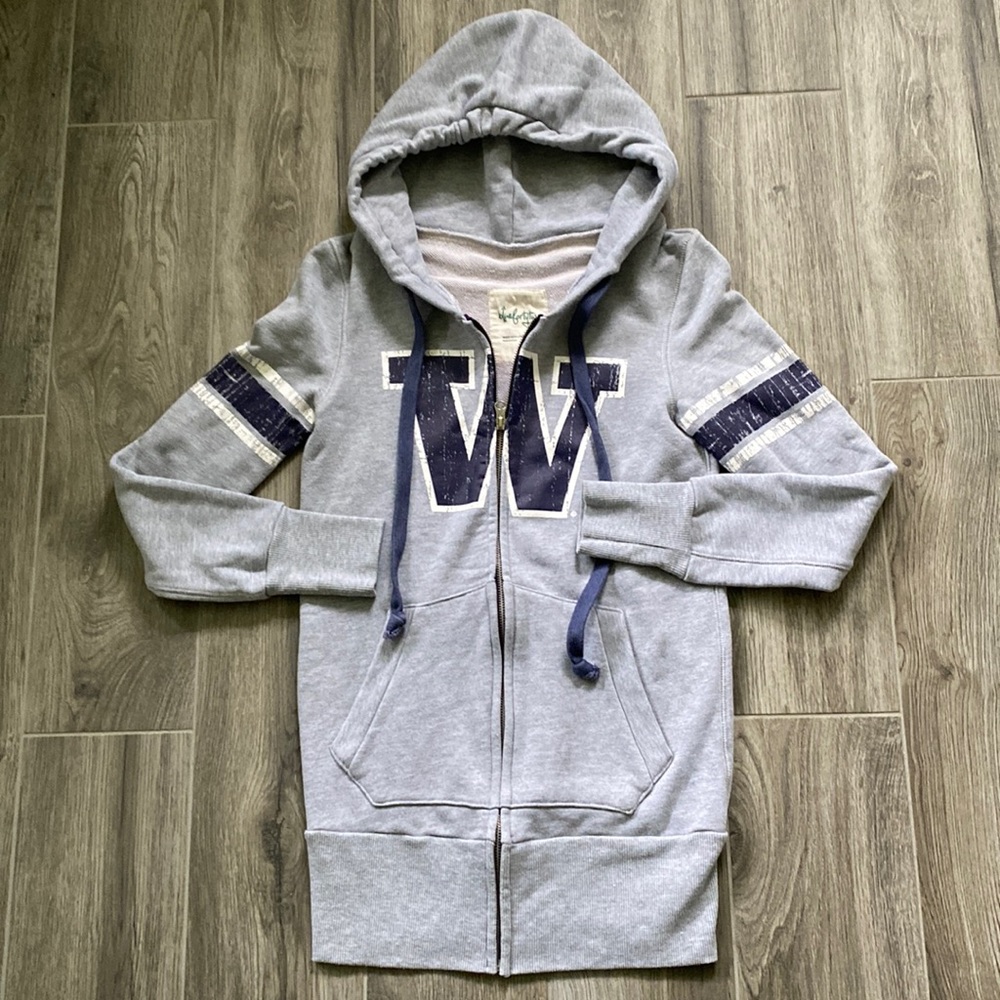 Rare find! University of Washington full zip hoody. Extra long length slim cut